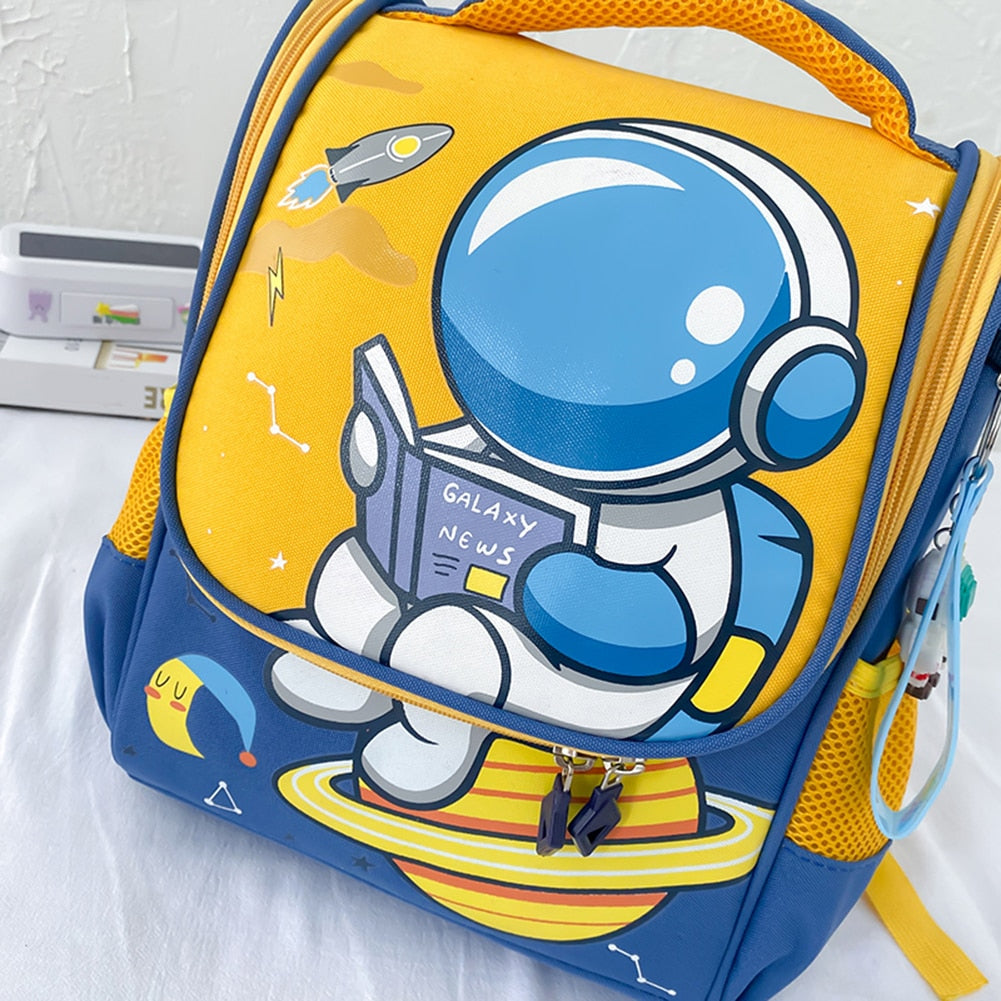 Mochila infantil com desenho do astronauta ou do coelho